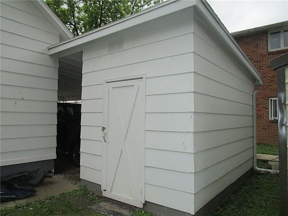 3rd image of 602 W 2nd St