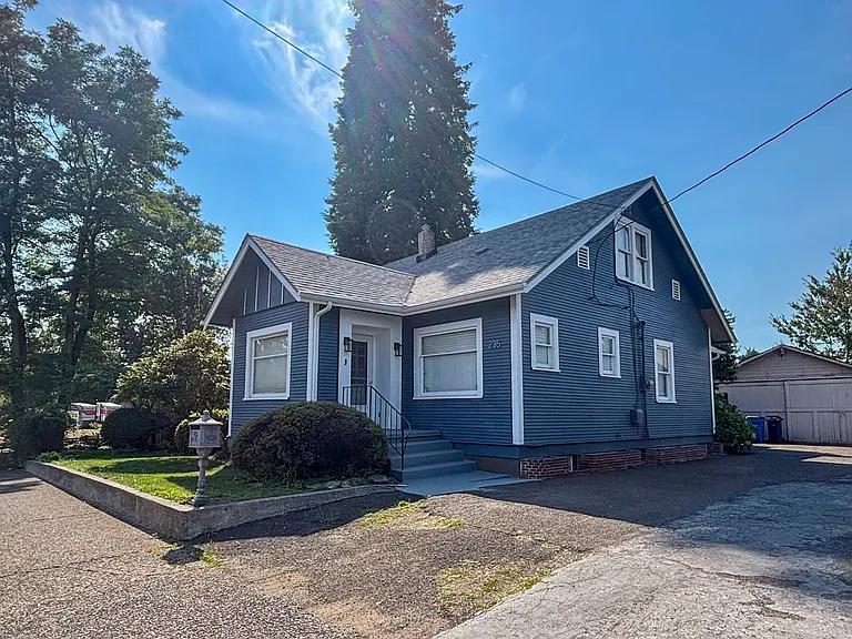 235 SE Lechner St — Photo 3