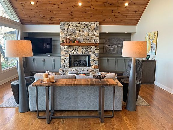 5th image of 12 Spring Ridge Ln