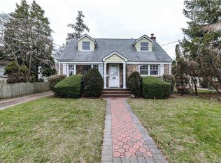 112 Wheeler Ave, Mineola, NY 11501