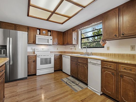 3rd image of 2288 Hampshire Way