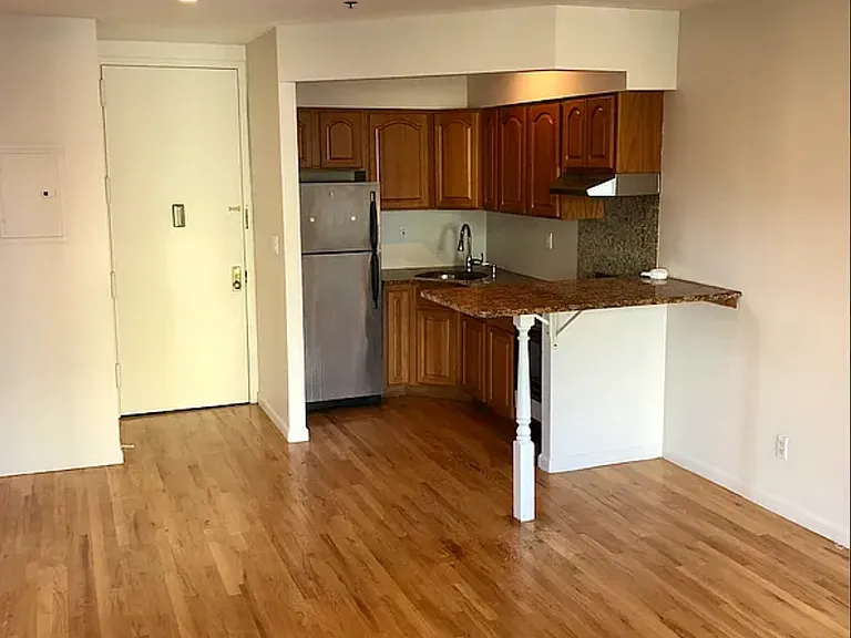 2025 3rd Ave #4C — Photo 1
