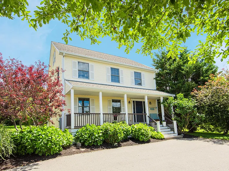 663 Aquidneck Ave — Photo 2