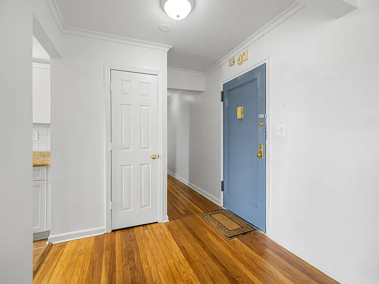 2335 Hudson Ter #D6 — Photo 8