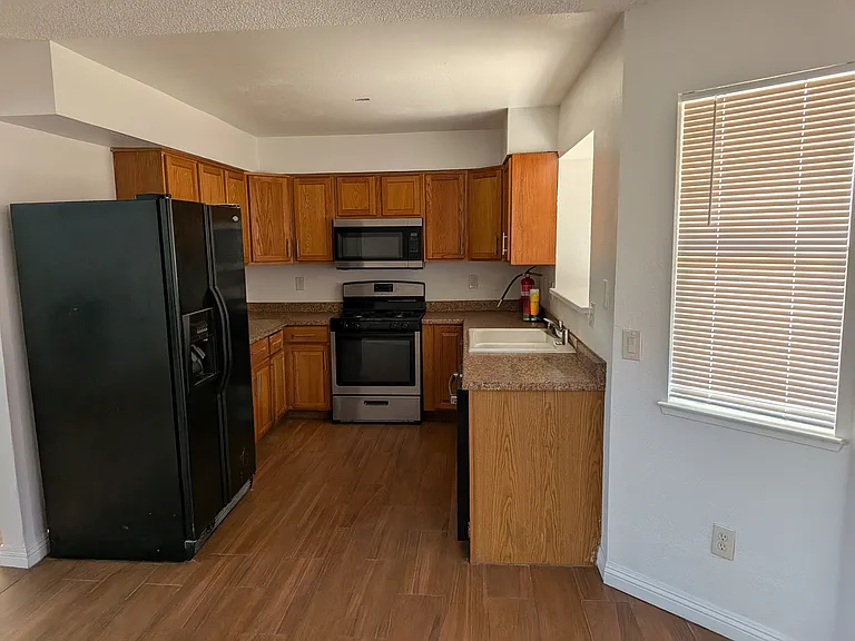 1008 Mable Ave — Photo 7