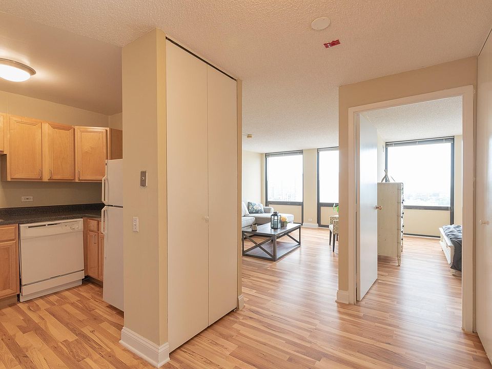 1st image of 600 W Diversey Pkwy #10feb42cb