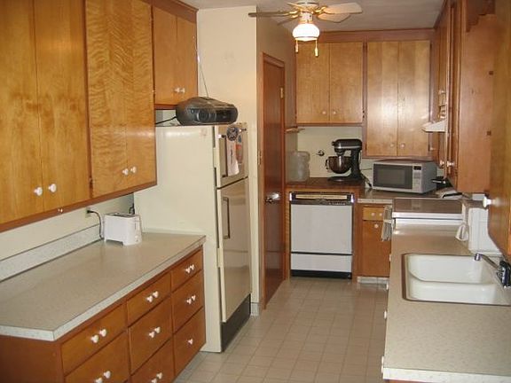 5th image of 834 N Christy St