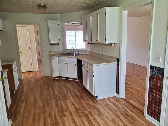 3rd image of 735 Chatham Park Dr