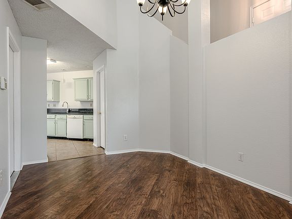 3rd image of 1348 Creekview Dr