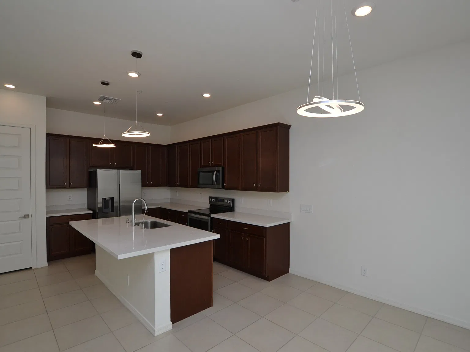 4 bed, 2200 sqft, $2,895 — Photo 4