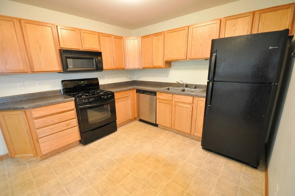 2 bed, 1.5 bath, 1584 sqft, $2,095 — Photo 4