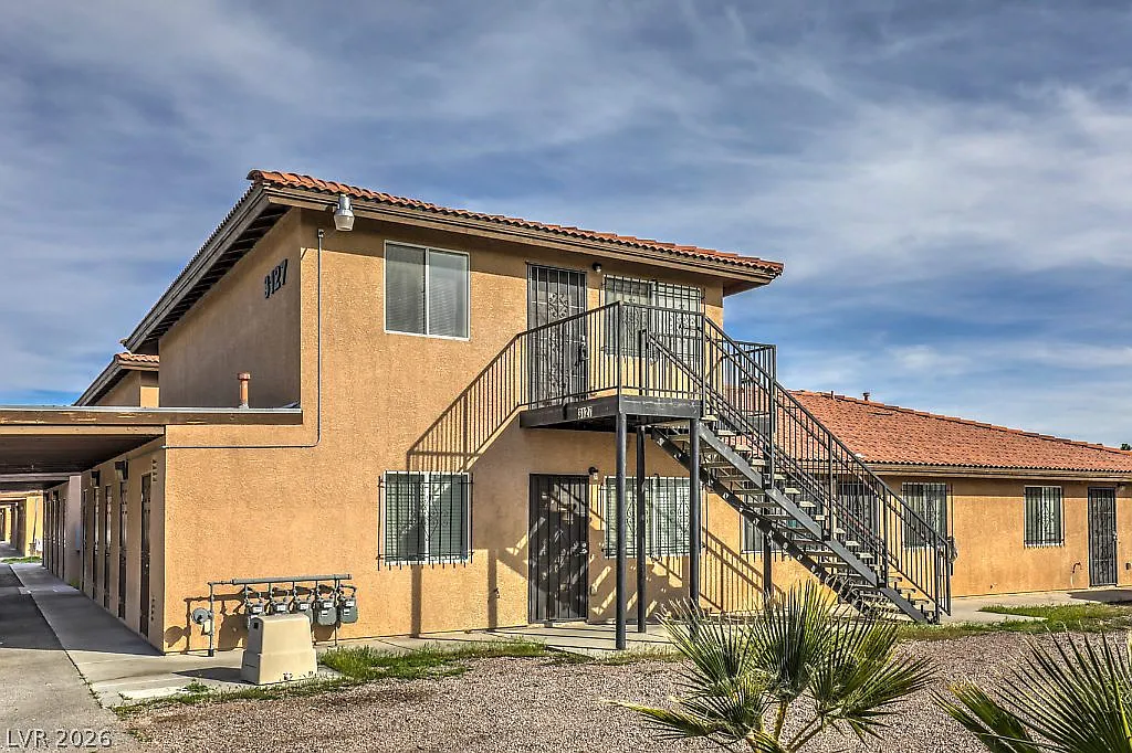 2 bed, 1.0 bath, 3168 sqft, $950 — Photo 2