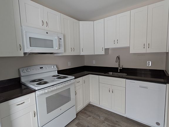 Kitchen features all new high-efficiency appliances (refrigerator, stove/oven, dishwasher, microwave)