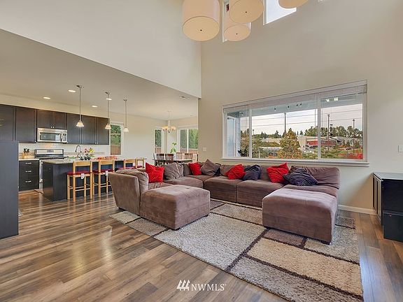Great room with vaulted ceilings