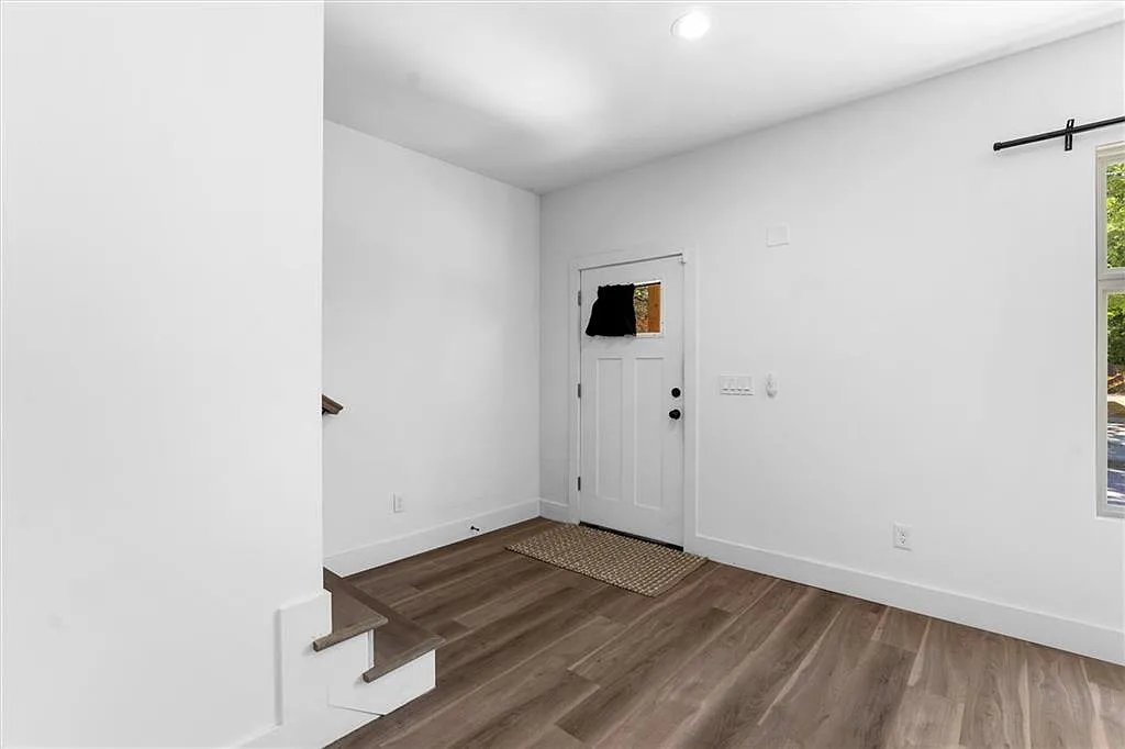 4 bed, 3.5 bath, 4770 sqft, $3,500 — Photo 3