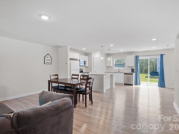 4th image of 1128 Young St