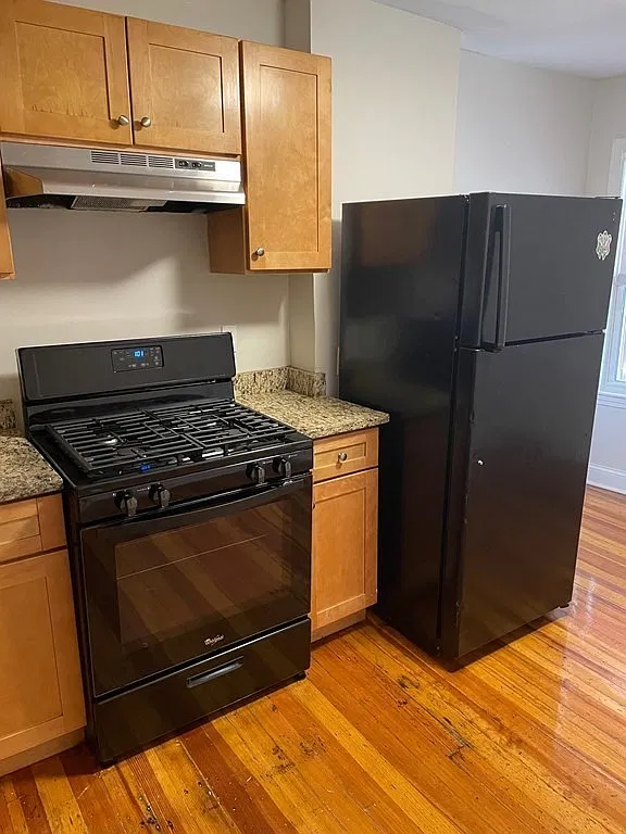 3 bed, 1.0 bath, 1000 sqft, $3,100 — Photo 2