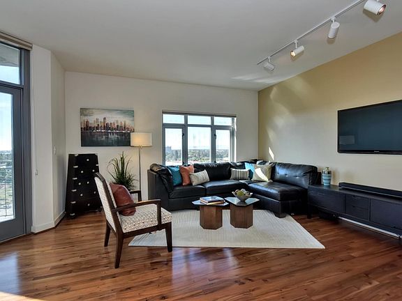 4th image of 175 W Saint James St Unit 1206