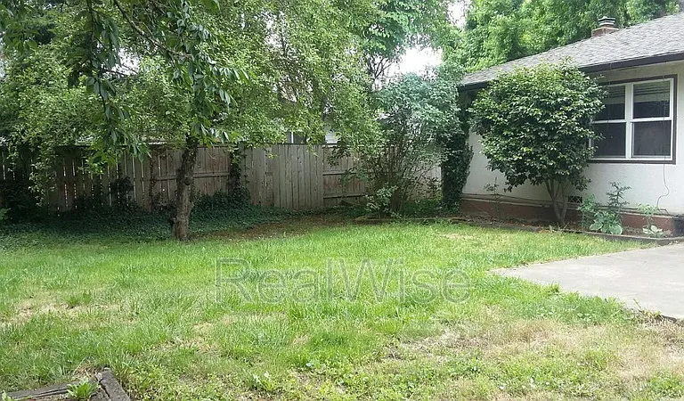 443 NE Baker Dr — Photo 15
