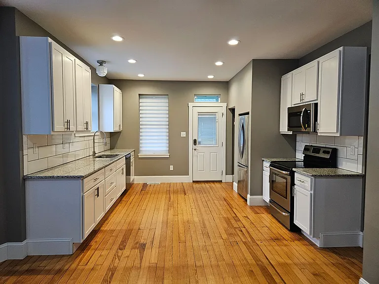 715 W 2nd St — Photo 13