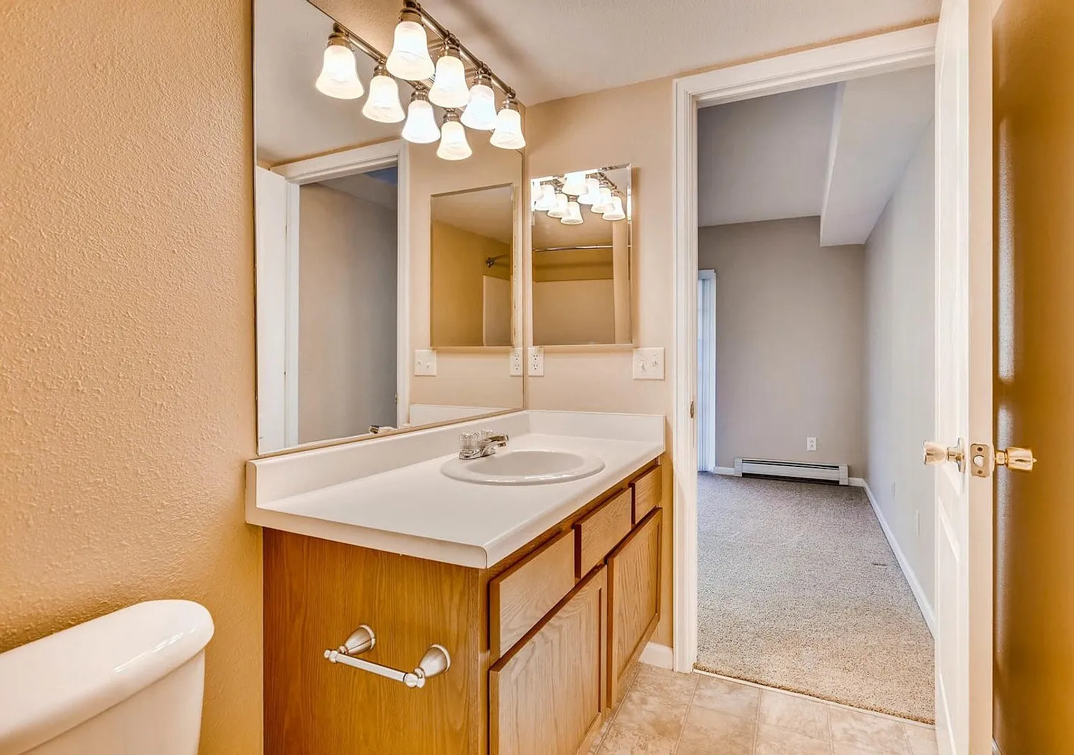 2 Bedroom between Breck and Frisco!! Top Floor! Heat included! 1 car garage! Vaulted Ceilings, Gr... — Photo 4