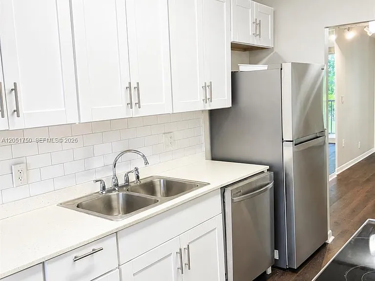 250 Jacaranda Dr #302 — Photo 5