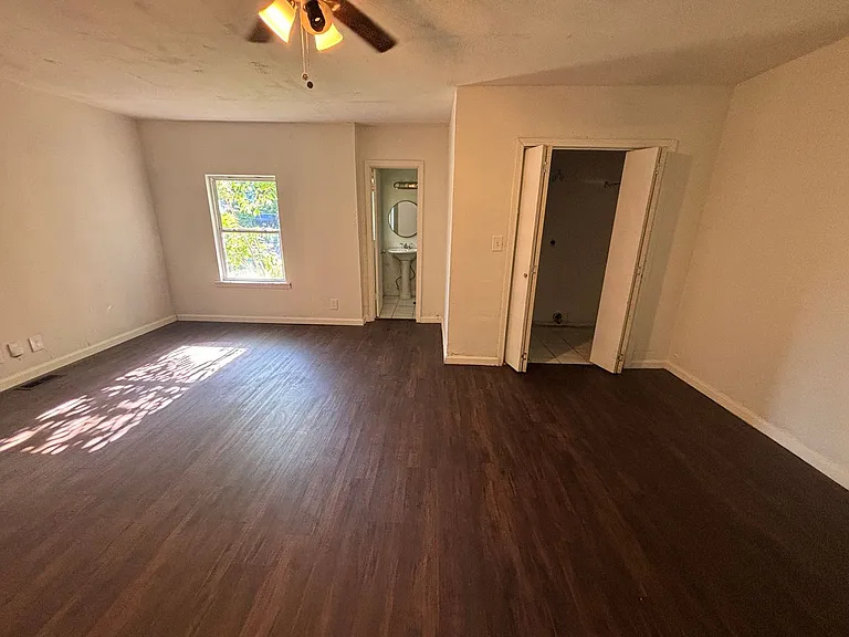 245 E Young Pl — Photo 3