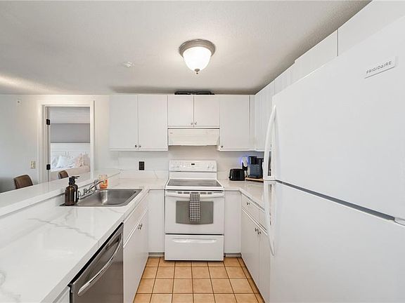 3rd image of 200 Woodlawn Ave APT 112