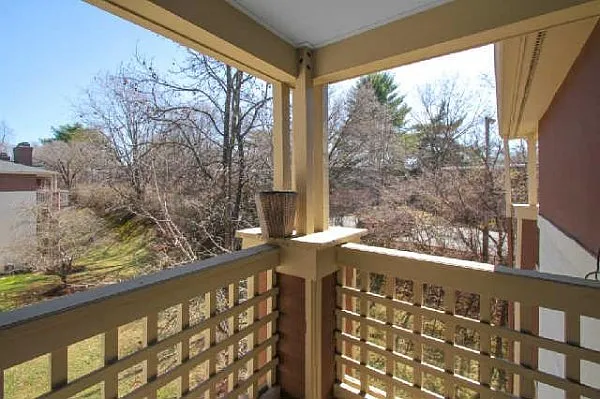 211 Hillsboro Pl — Photo 4