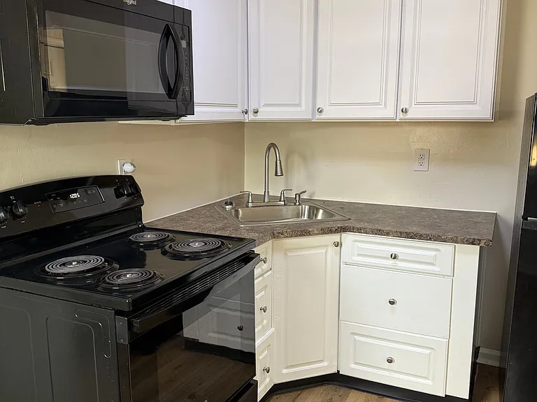 261 Niagara Ave — Photo 19