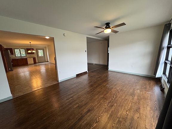 Living towards kitchen