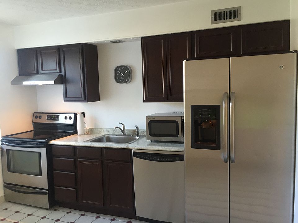 1st image of 1939 Chaucer Dr APT B