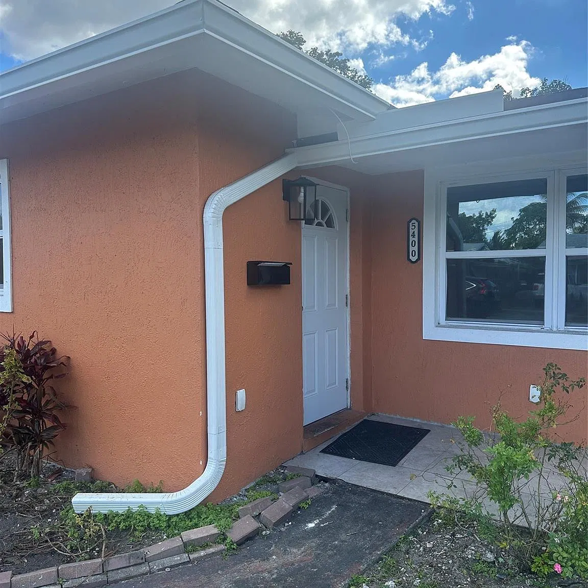 3 bed, 1.0 bath, 2265 sqft, $2,400 — Photo 2