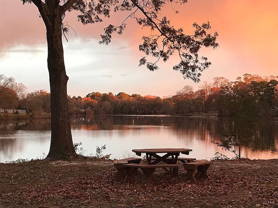 1st image of 601 Lakeside Dr