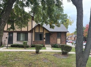 1S272 Stratford Ln, Villa Park, IL 60181