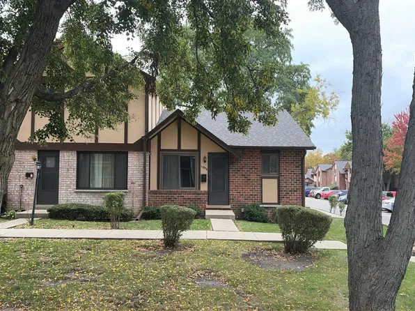 1S272 Stratford Ln, Villa Park, IL 60181