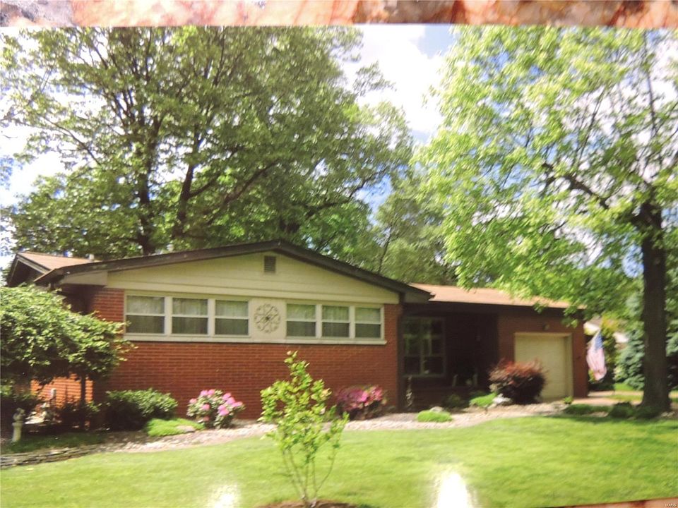 Full Brick Beauty in Rosewood Heights!
