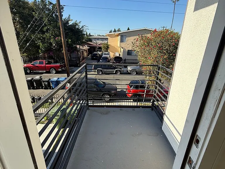 1150 W 38th St — Photo 22