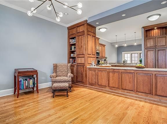 5th image of 4909 Wyandotte St #B2