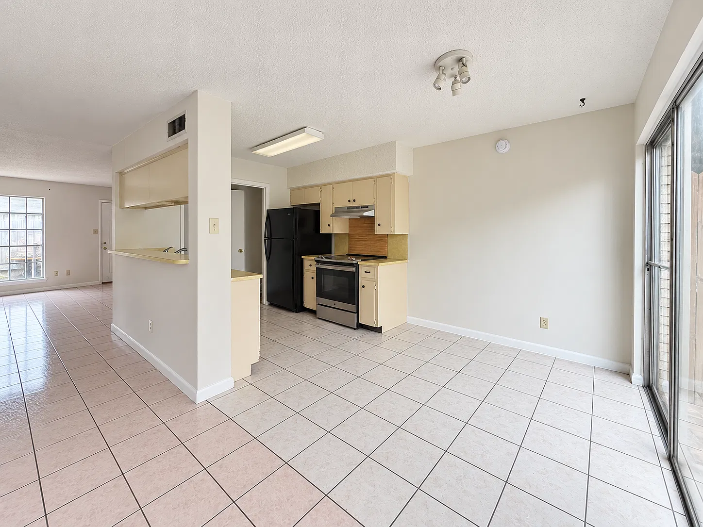2 bed, 1.5 bath, 970 sqft, $1,200 — Photo 2