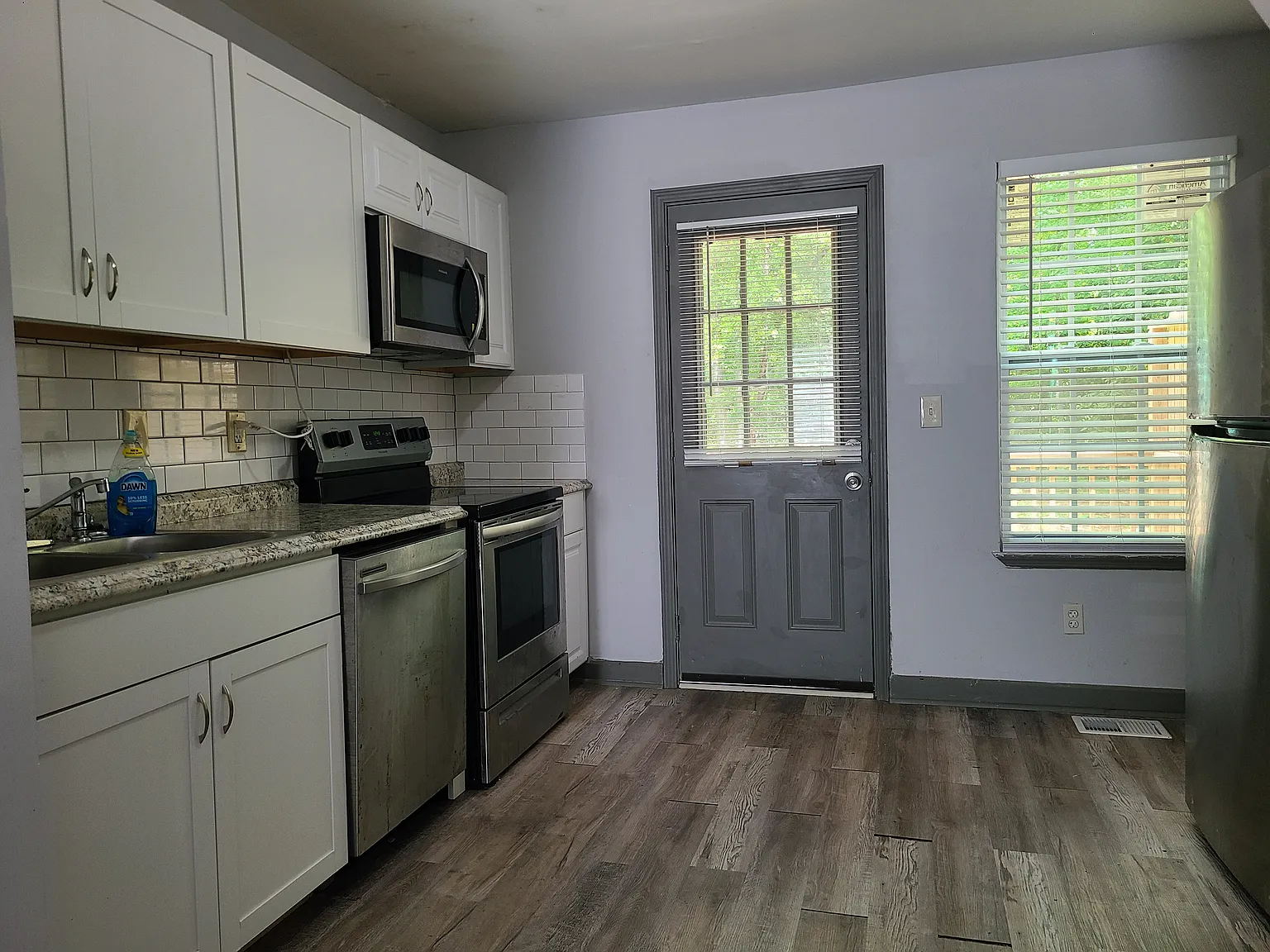 1 bed, 900 sqft, $1,200 — Photo 3