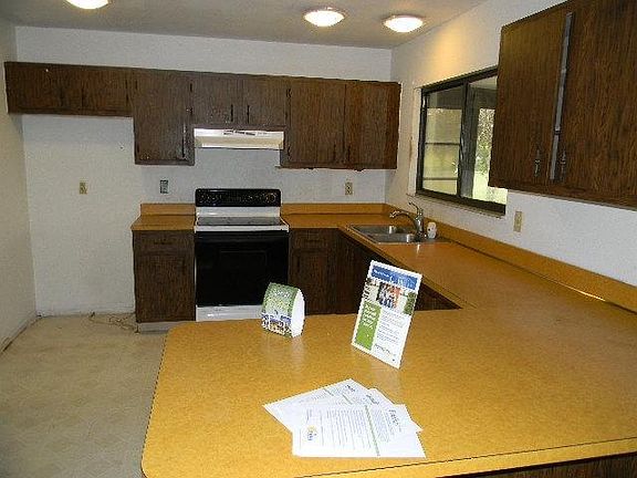 2nd image of 668 SW Everett Ct