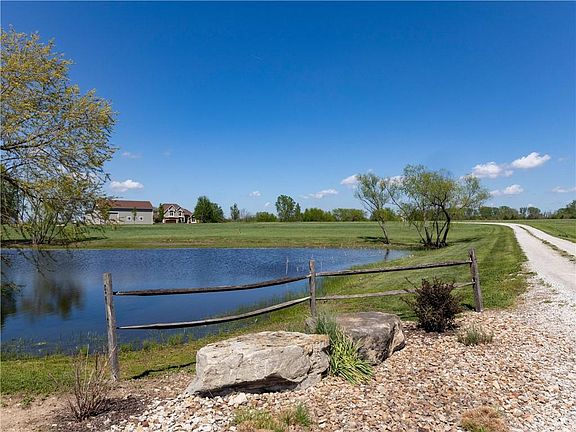 4th image of 1824 N 700th Rd