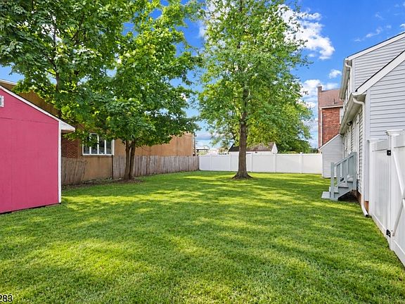 5th image of 825 Bishop St