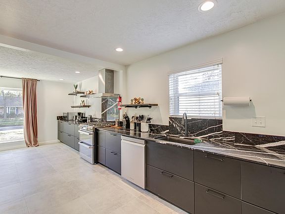 4th image of 9614 Springmont Dr