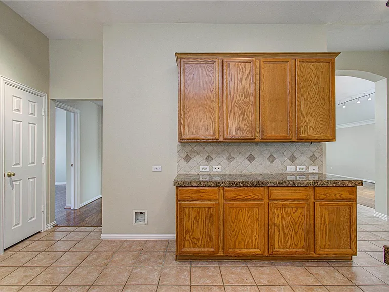 18223 Heathridge Ln — Photo 24