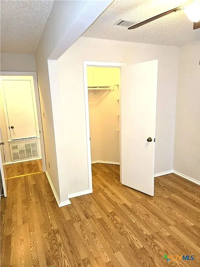 Move-in ready 3-bed, 1.5-bath Upstairs condo just minutes from downtown San Marcos and Texas Stat... — Photo 4