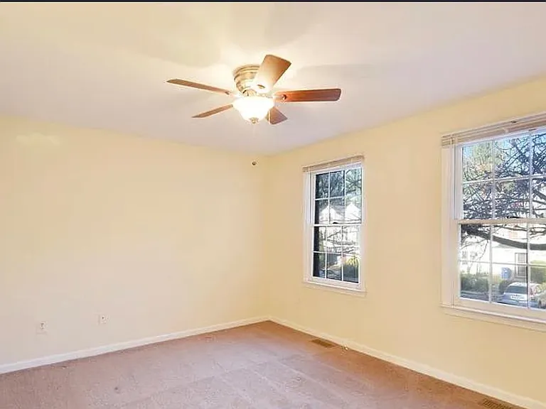 8 Strath Haven Ct — Photo 10