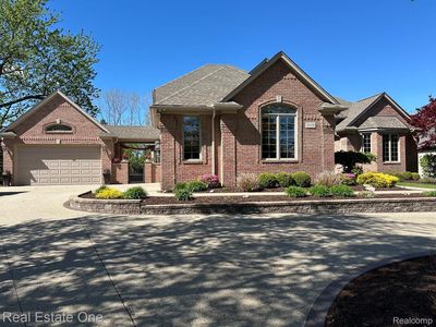3648 W Tienken Rd, Rochester Hills, MI, 48306