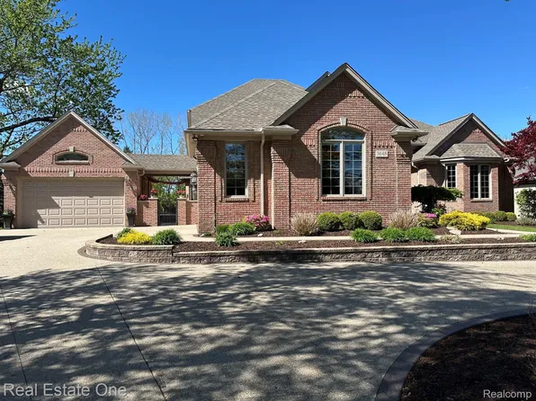 3648 W Tienken Rd, Rochester Hills, MI 48306